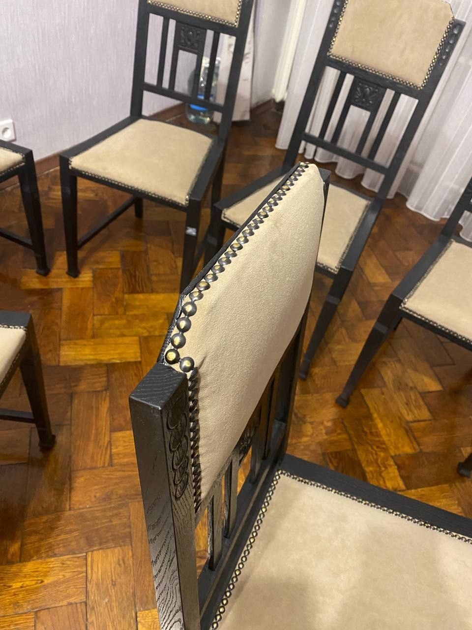 Комплект чёрных стульев